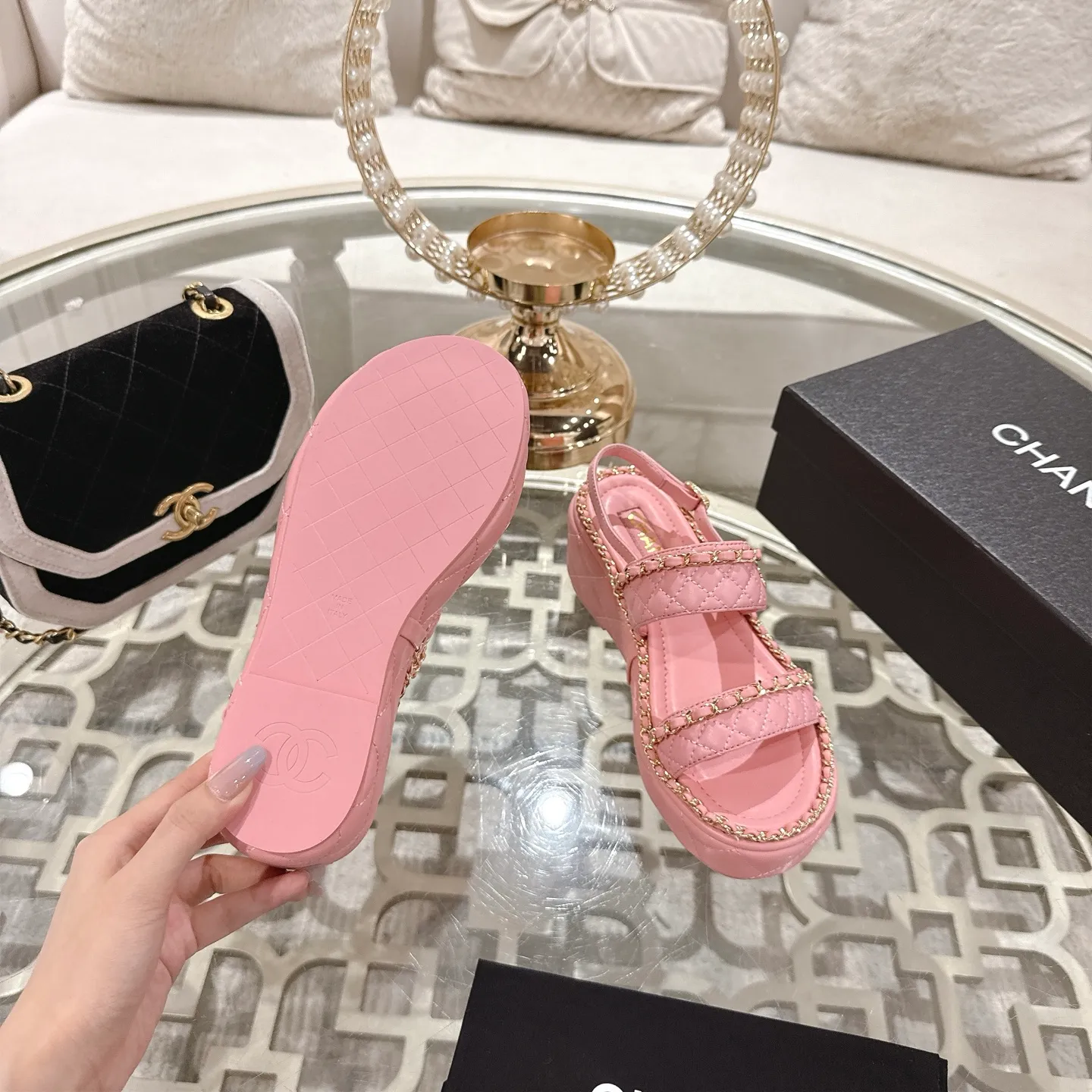 👟👟Ex-factory price 600👟👟 𝐂𝐇𝐀𝐍𝐄𝐋 | Xiaoxiang 25𝐬𝐬 🦋2025 Spring and Summer New Products Counter Classic Xiaoxiang Double C Diamond Chain Slippers Series New〰 🍬 The absolute best in the BS fashion circle. Matching will perform meticulously Minimalist, classic elements that will never fade away 💋 Show unique dressing style, too beautiful to say anything. A must-have for summer... Upper: Original high-customized lambskin Lining: Imported mixed sheepskin lining Outsole: Original molded non-slip outsole Shoe size: 35-39 (34.40.41.42 customization is not returnable)